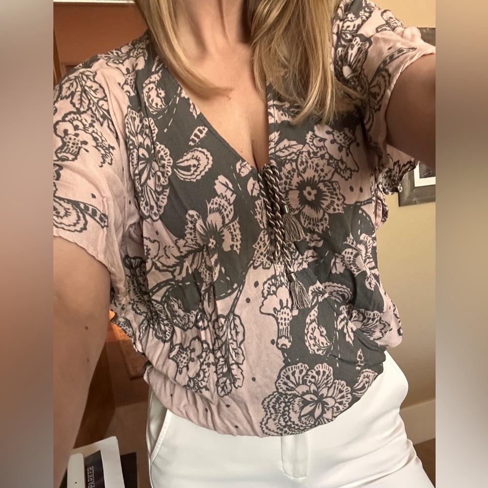 Lovestitch M Floral V-Neck Short Sleeve Top in Blush and Charcoal